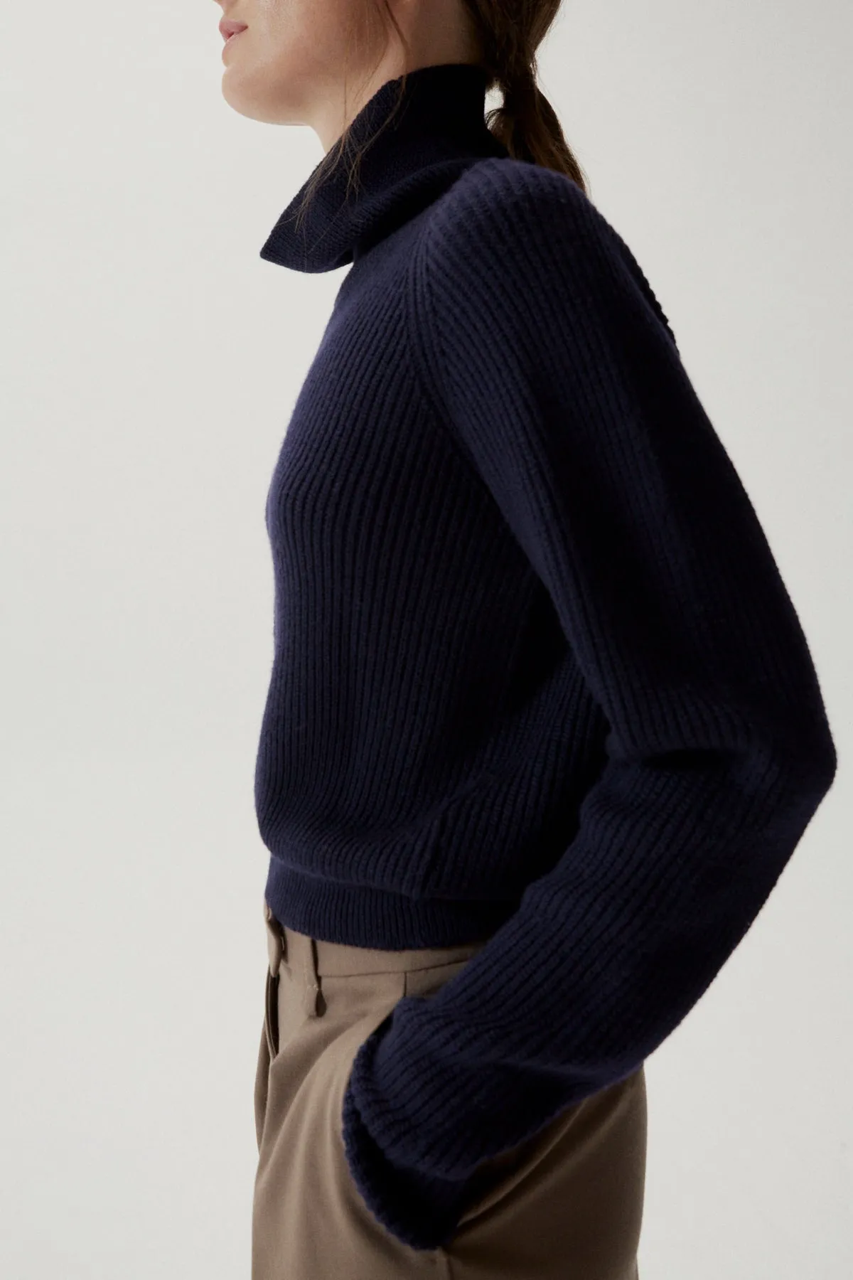 Maglia Crop con collo alto in Lana Merino